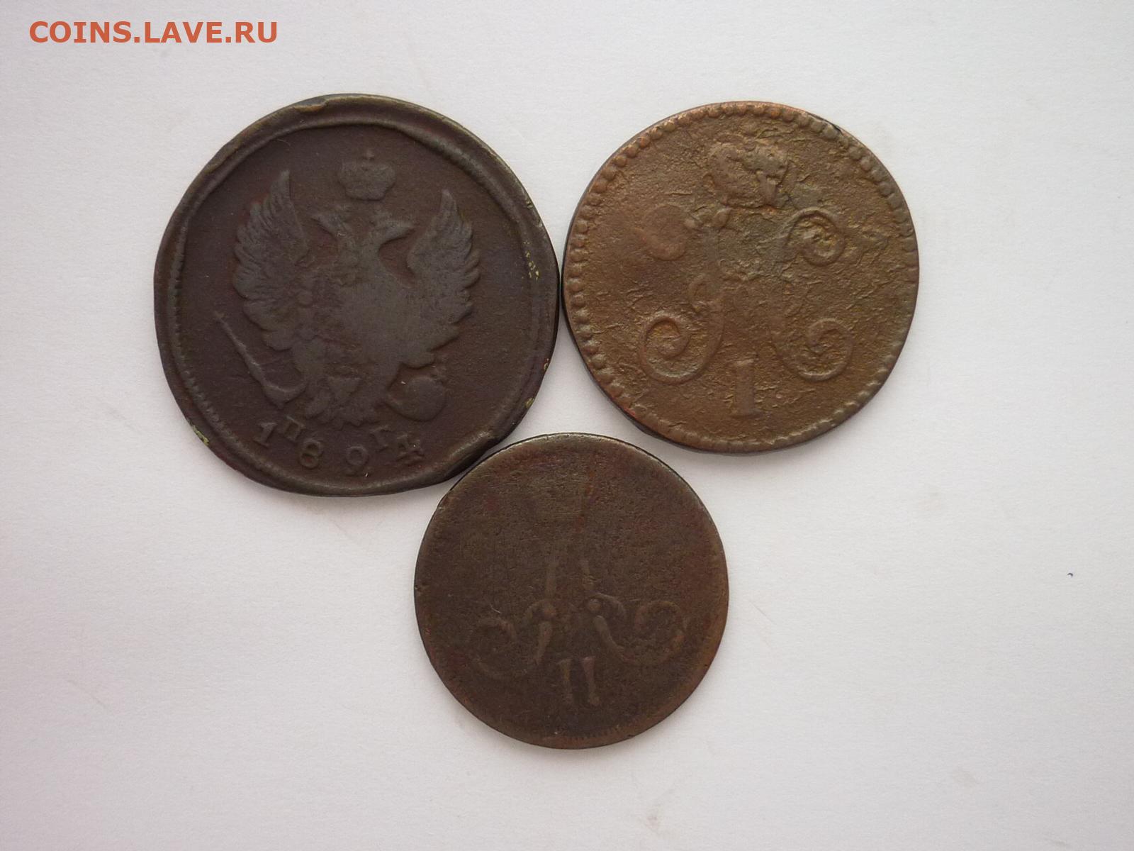На столе лежат 3 монеты в сумме 3