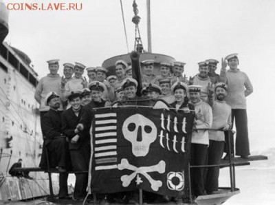Команда субмарины Utmost с Весёлым Роджером, февраль 1942 год. Флаг указывает на потопление 9 судов (один боевой), участие в 8 шпионских операциях, одна цель уничтожена орудийным огнем, подлодка участвовала в одной спасательной операции. - Команда субмарины Utmost 