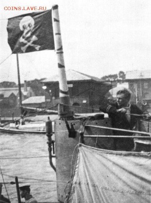 Субмарина H5, капитан Cromwell H. Varley, после возвращения из патрулирования где удалось торпедировать германскую подлодку U-boat U51 (14 июля 1916). Одно из первых фото подлодки с Веселым Роджером. - первый
