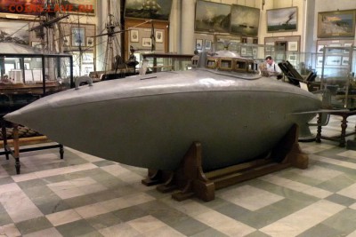 Оставленная в распоряжении Джевецкого подводная лодка была переоборудована по 4-му варианту, с новым источником энергии - аккумуляторной батареей и электродвигателем, вращающим гребной винт. Именно эта подводная лодка сохранилась до настоящего времени и находится в качестве экспоната в Центральном военно-морском музее в Санкт-Петербурге. К сожалению, внутри она пуста - никаких механизмов и устройств не сохранилось. - Подводная лодка Джевецкого в эскпозиции Центрального Военно-Морского музея