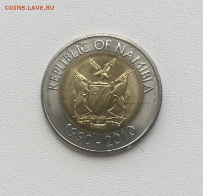 биметалл Намибия 10$ долларов 2010 20 лет Банку Намибии - bimetall_namibija_10_dollarov_2010_20_let_banku_namibii_gerb_fauna_zhivotnye_ptica_kosulja